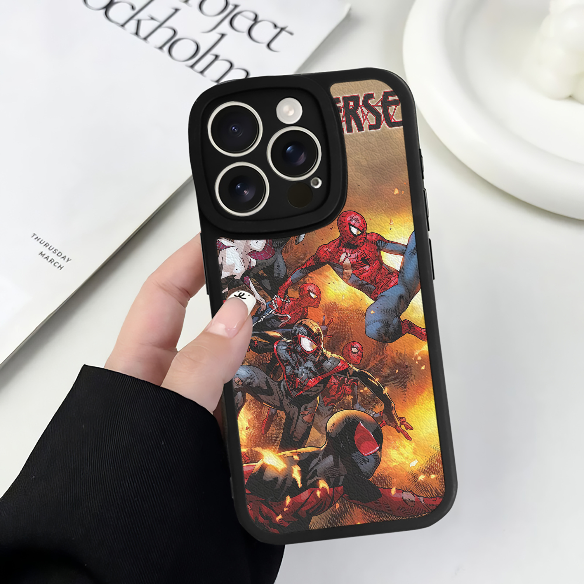Spider Man スパイダーマン 【iPhone 16シリーズ対応】シリコンスマホケース（レザー調） 材質：シリコン